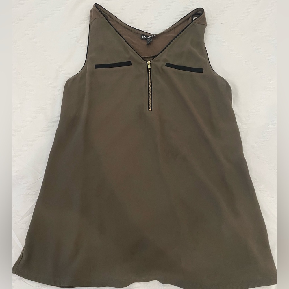 Express top with gold zipper